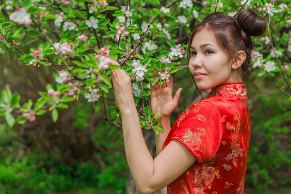 Όμορφη Ασιατικές κορίτσι σε παραδοσιακά κινέζικα κόκκινο φόρεμα. — Φωτογραφία Αρχείου