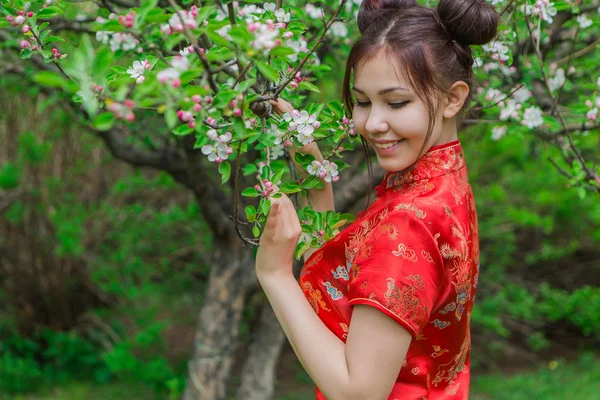 Schöne asiatische Mädchen in traditionellen chinesischen roten Kleid. — Stockfoto