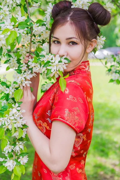 Bella ragazza asiatica in abito tradizionale cinese rosso . — Foto Stock