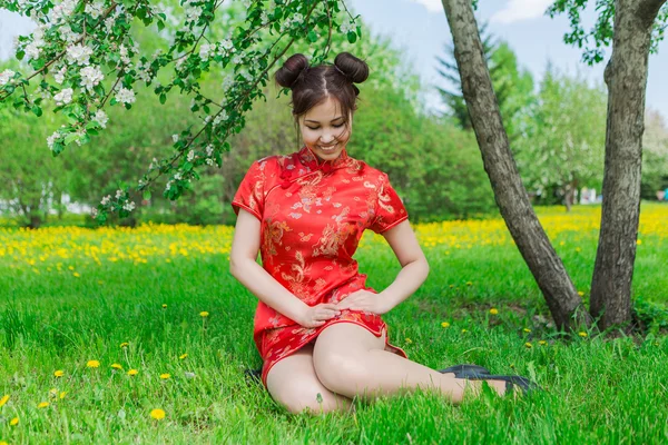 Menina asiática bonita em vestido vermelho chinês tradicional . — Fotografia de Stock