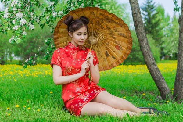 伝統的な中国の赤で美しいアジアの少女ドレス竹傘. — ストック写真
