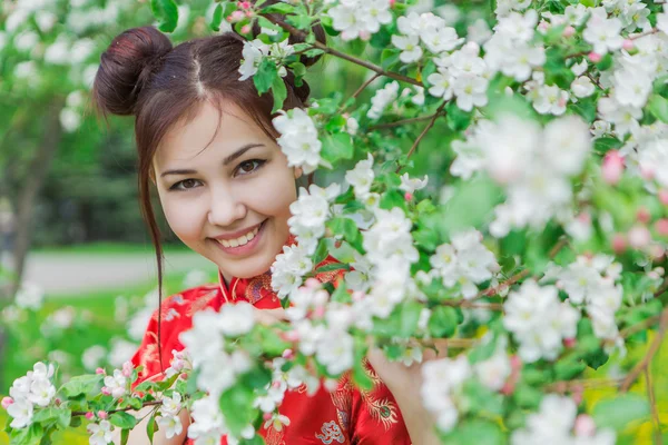 Piękna dziewczyna azjatyckich w tradycyjny chiński czerwony strój. — Zdjęcie stockowe