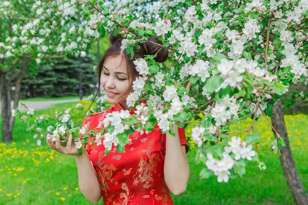 Όμορφη Ασιατικές κορίτσι σε παραδοσιακά κινέζικα κόκκινο φόρεμα. — Φωτογραφία Αρχείου