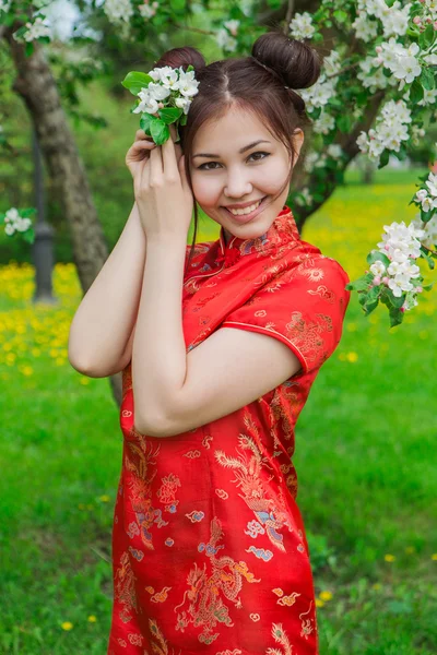 Menina asiática bonita em vestido vermelho chinês tradicional . — Fotografia de Stock