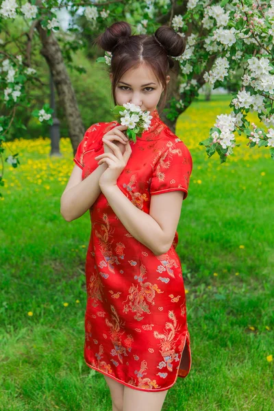 Beautiful asian girl in traditional chinese red dress. — Stock Photo, Image