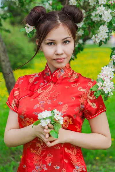 Geleneksel Çin Kırmızı elbiseli güzel Asyalı kız. — Stok fotoğraf