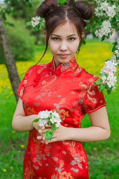 Menina asiática bonita em vestido vermelho chinês tradicional . — Fotografia de Stock