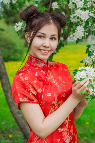 Menina asiática bonita em vestido vermelho chinês tradicional . — Fotografia de Stock