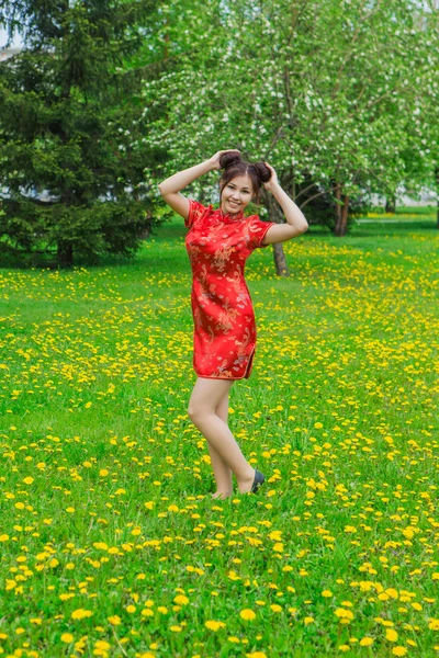 Vacker asiatisk flicka i traditionell kinesiska röda klänning. — Stockfoto