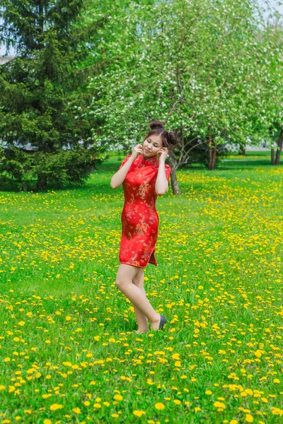 Menina asiática bonita em vestido vermelho chinês tradicional . — Fotografia de Stock