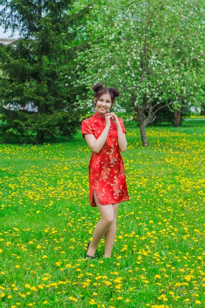 Mooi Aziatisch meisje in traditionele chinese rode jurk. — Stockfoto