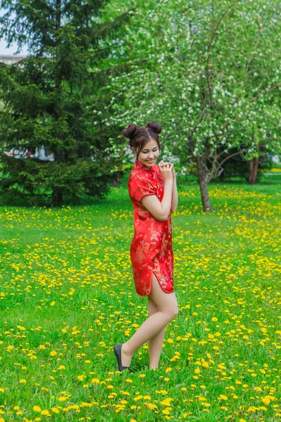 Hermosa chica asiática en vestido rojo chino tradicional . — Foto de Stock