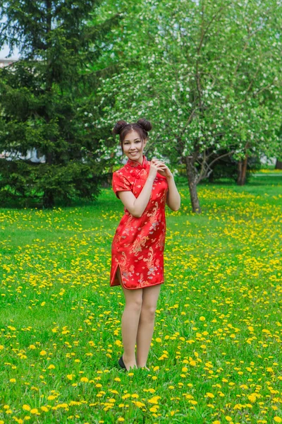 Menina asiática bonita em vestido vermelho chinês tradicional . — Fotografia de Stock