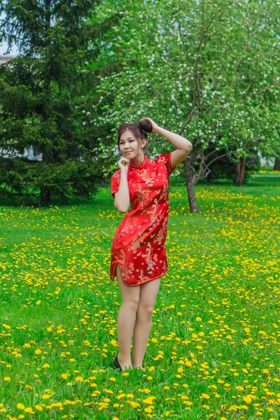 美丽的亚洲女孩，穿着传统的中国红. — 图库照片