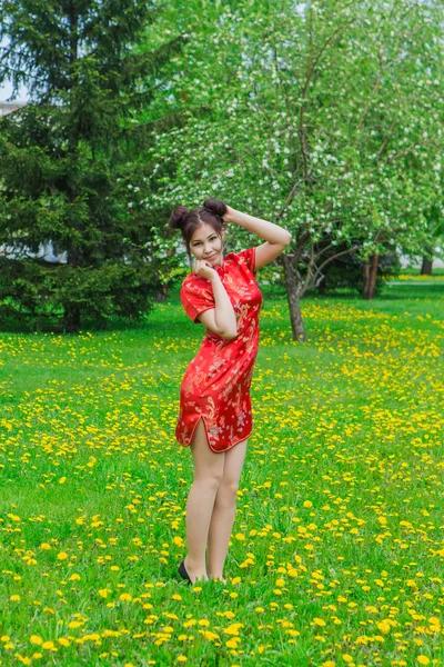 美丽的亚洲女孩，穿着传统的中国红. — 图库照片