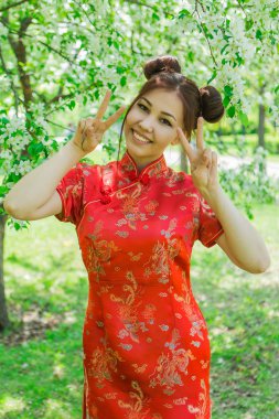 Geleneksel Çin Kırmızı elbiseli güzel Asyalı kız.