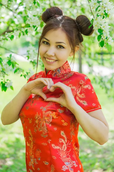 Bella ragazza asiatica in abito tradizionale cinese rosso . — Foto Stock