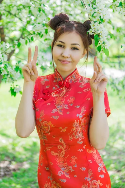 Vacker asiatisk flicka i traditionell kinesiska röda klänning. — Stockfoto