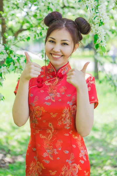 Schöne asiatische Mädchen in traditionellen chinesischen roten Kleid. — Stockfoto