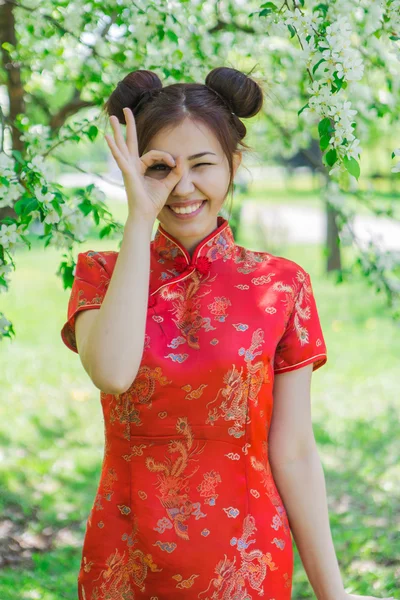 Beautiful asian girl in traditional chinese red dress. — Stock Photo, Image