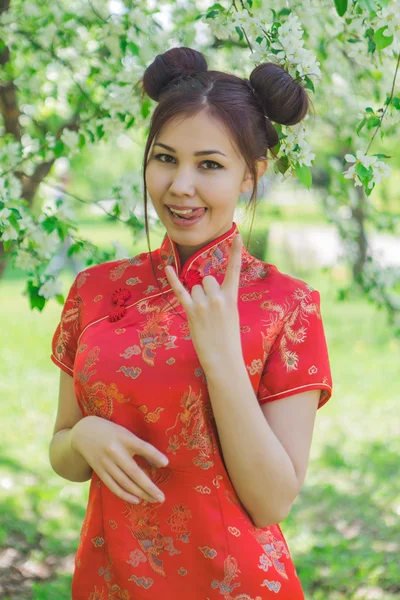 Schöne asiatische Mädchen in traditionellen chinesischen roten Kleid. — Stockfoto