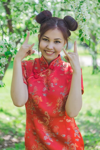 Menina asiática bonita em vestido vermelho chinês tradicional . — Fotografia de Stock