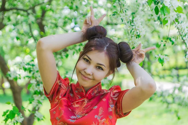 Belle fille asiatique en robe rouge chinoise traditionnelle . — Photo