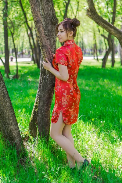 Hermosa chica asiática en vestido rojo chino tradicional . — Foto de Stock