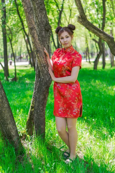 Hermosa chica asiática en vestido rojo chino tradicional . — Foto de Stock