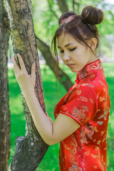 Piękna dziewczyna azjatyckich w tradycyjny chiński czerwony strój. — Zdjęcie stockowe