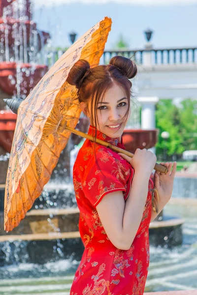 Mooi Aziatisch meisje in traditionele chinese rode jurk. — Stockfoto