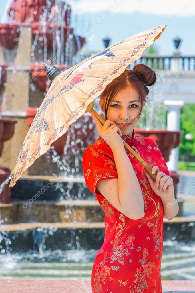 Belle fille asiatique  en robe rouge chinoise 