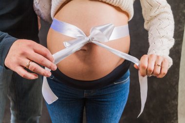 Hamile kadın göbeği.