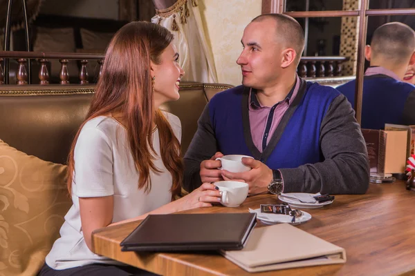 在餐厅里喝咖啡对年轻的夫妇 — 图库照片