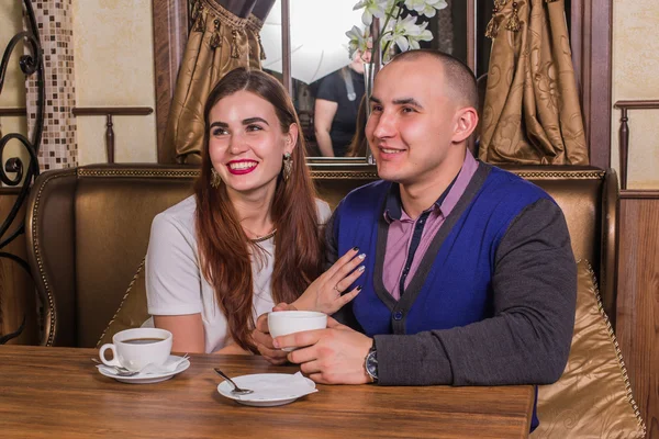 Jovem casal bebendo café no restaurante — Fotografia de Stock