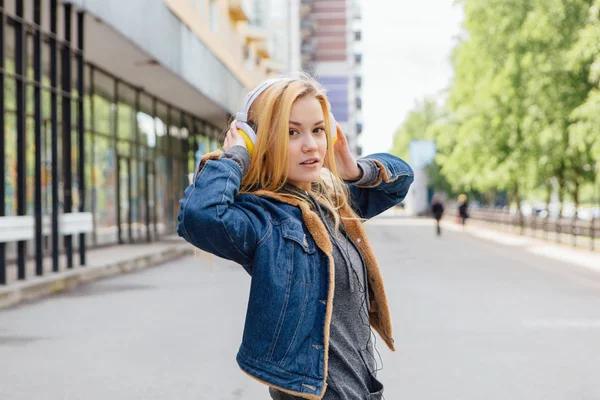 Girl listening to music streaming with headphones. — Stock Photo, Image