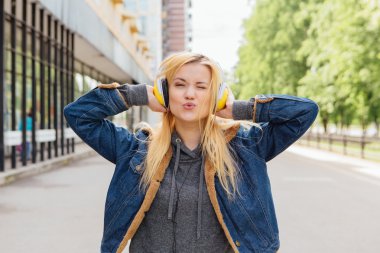 Kız ile kulaklıklar akarsu müzik dinlemek.