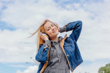 Kız ile kulaklıklar akarsu müzik dinlemek.