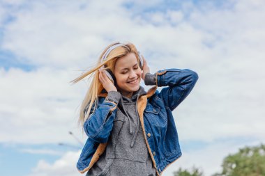 Kız ile kulaklıklar akarsu müzik dinlemek.