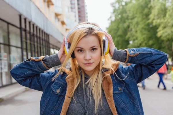 Mädchen hört Musik-Streaming mit Kopfhörern. — Stockfoto