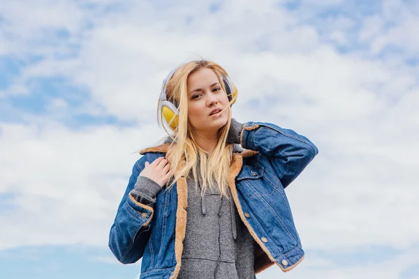 Menina ouvindo música streaming com fones de ouvido . — Fotografia de Stock