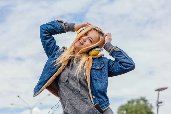 Kız ile kulaklıklar akarsu müzik dinlemek.