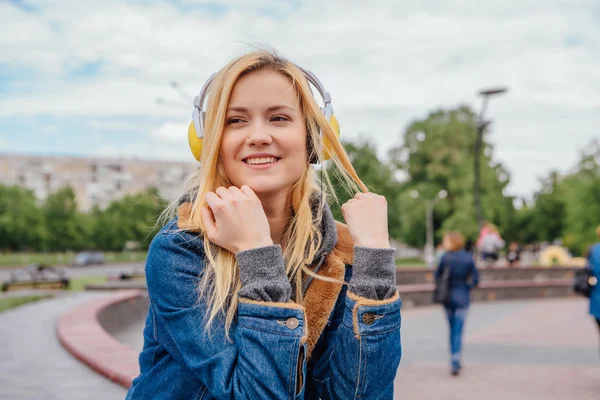 Girl listening to music streaming with headphones. — Stock Photo, Image