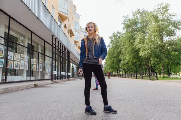 Flicka lyssna på musik streaming med hörlurar. — Stockfoto