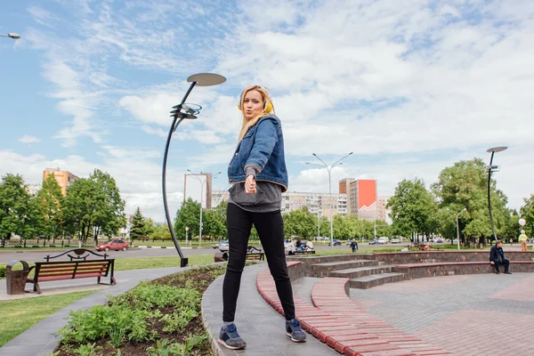 Flicka lyssna på musik streaming med hörlurar. — Stockfoto