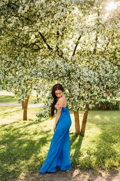 Gyönyörű fiatal nő közelében az almafa. — Stock Fotó