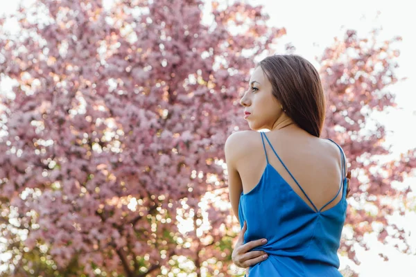 Belle jeune femme debout près du pommier . — Photo