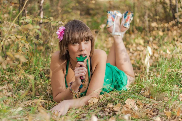 Menina bonita no parque de outono — Fotografia de Stock