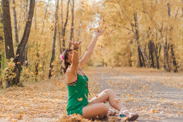 Donna felice che gioca con foglie autunnali . — Foto Stock