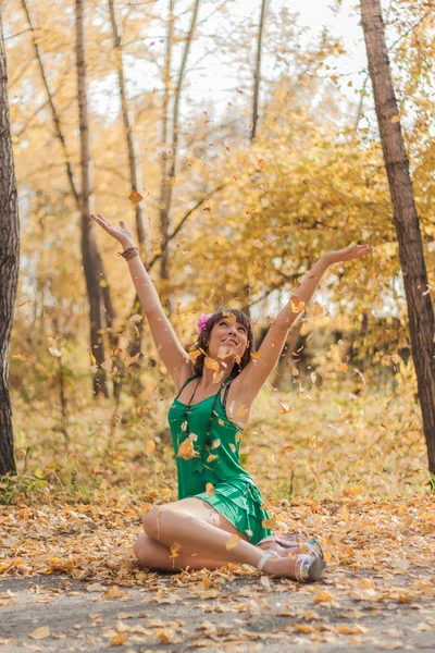 Donna felice che gioca con foglie autunnali . — Foto Stock